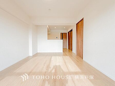 「Living room」家族と過ごすひと時を溢れる光が優しく包み込むリビングダイニング。家族とともに、心穏やかに過ごすひととき。家族との時間、自分の時間を大切にできる空間がここにあります。