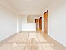 室内：「Living room」家族と過ごすひと時を溢れる光が優しく包み込むリビングダイニング。家族とともに、心穏やかに過ごすひととき。家族との時間、自分の時間を大切にできる空間がここにあります。