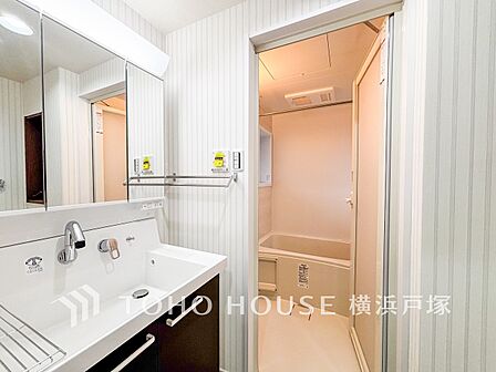 【Powder room】収納もあり、スッキリと見映えの良い空間に拵えました。時間に余裕とゆとりを持たせます。