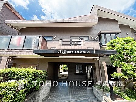【Entrance】植栽の位置や開放的なエクステリアも含めて美しくトータルにデザインされています。