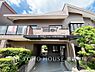 エントランス：【Entrance】植栽の位置や開放的なエクステリアも含めて美しくトータルにデザインされています。