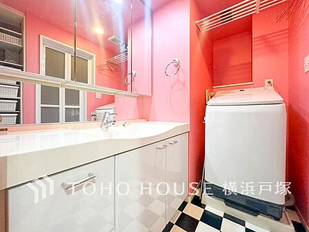 【Powder room】使いやすさとデザイン性を兼ね備えた洗面台。収納スペースも豊富で、毎日の洗面がスムーズで快適に。
