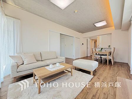 【Living room】光と風が溢れる開放的なリビングダイニングには自然と家族みんなが集まってきます。明るく穏やかな空気の中で飲んだり、食べたり、笑ったり。