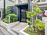 外観：上品で清潔感があるエントランスは住人やゲストを迎え入れ、そして送り出す場にふさわしい空間です。プライベート感が高まるシックな装いのエントランス。