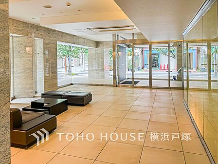 洗練と温もりが調和するエントランスホール。訪れる人を心地よく迎え、特別な空間への期待感を高めます。