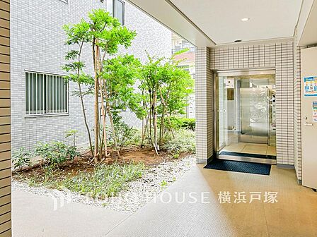 上質感漂うエントランス。めまぐるしく過ぎ行く日々の中でゆったりとした休息と癒しを提供してくれる居住者のプライベート空間があります。