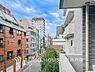 周辺：その豊かな眺望にふさわしい空間には、通風・採光にも優れ、心地よい光と風があふれています。