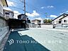 外観：高台の開放的な眺望と日当たりの良さが際立つ、閑静な住宅エリア。ゆとりのカースペースを確保した限定2区画です。心地よい空気に包まれながら、理想のライフスタイルを描けます。