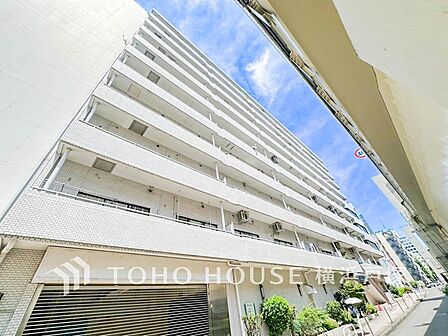 住む人を映し出す洗練された佇まいは、いつまでも輝き続けながらいつしか街の風景に溶け込んでいきます。