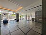 エントランス：【Entrance】足を踏み入れると静穏な時間が流れるエントランスホール。心やすらぐ憩いのスペース。ゆったりと寛ぎながら、思い思いの時間を過ごせる空間です。