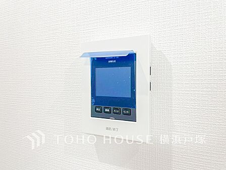 誰が来てもわかる様にモニター付きインターホンを設置。快適と安らぎを合わせた優しい設計。