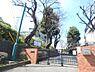周辺：落ち着いた住環境に恵まれた歴史ある公立小学校。のびのびとした教育環境の中で子どもたちの思いやりの心と自主性を育み、保護者や地域の温かい見守りのもと健やかに成長しています。