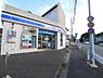 周辺：永田台エリアの住宅街・生活道路沿いに位置する便利なコンビニ。人気のお惣菜やマチカフェ、スイーツが充実しており、日常のちょっとした買い物や休憩に重宝されています。