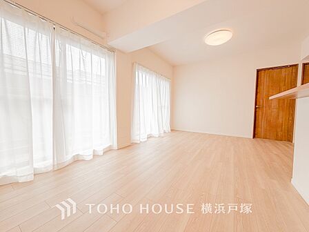 柔らかな色合いのフローリングと清潔感の溢れるクロスが明るい空間を創り出しているリビングダイニング。