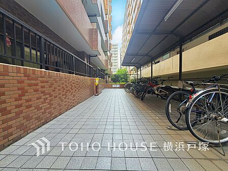 大切な自転車を雨や風から守ってくれる屋根付きが嬉しいですね。