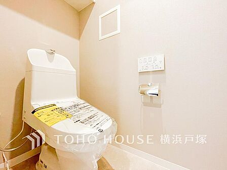 清潔な空間であって頂けますように、目に留まるだけではなく、汚れをふき取り易いフロアと壁紙をチョイス。