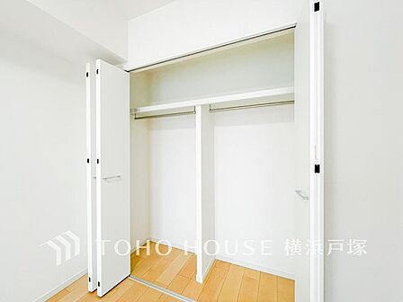 建物内部の収納には拘りました。共有部分に設けた収納。お荷物が多い方にも安心です。