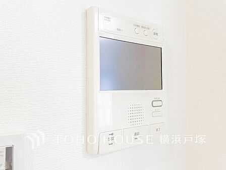 誰が来てもわかる様にモニター付きインターホンを設置。快適と安らぎを合わせた優しい設計。