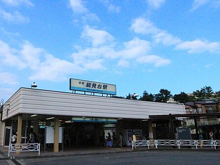横浜駅へ乗り換えなしで約39分。乗車約11分の上大岡駅で特急電車に乗り換えれば横浜駅へ約25分。