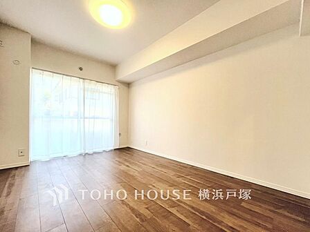 光が注がれる青い空から鮮やかに赤色にゆっくりと染まる。そんな優しい時間がここでは流れてゆく。