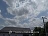 周辺：【View】開放感があり、遮るものもなく気持ちのいい景色が広がります。お部屋にも爽やかな風と暖かく柔らかな日差しが差し込み、毎日の暮らしを豊かに彩ります。