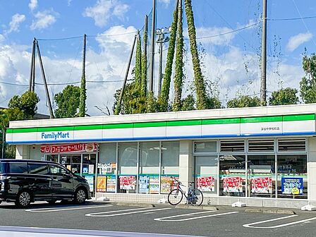 飲食料品や生活雑貨を取り揃え、周辺住民や通勤・通学者に便利なサービスを提供しています。ATMや宅配便受付などもあり、地域の暮らしをサポートしています。
