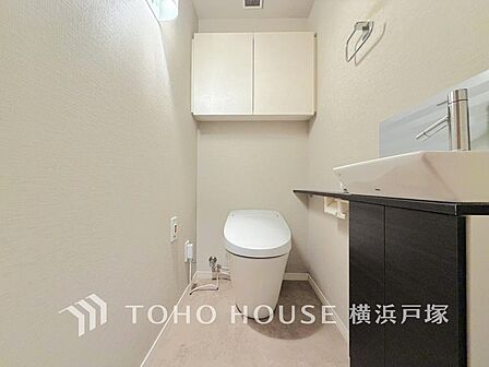 清潔な空間であって頂けますように、目に留まるだけではなく、汚れをふき取り易いフロアと壁紙をチョイス。