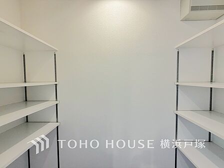 本邸宅には奥様にも安心して頂ける様、パントリーをご用意いたしました。お買い物のストック分やその他の収納など、大容量の収納スペースとなっております。是非、現地をご確認下さい。