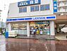 周辺：飲食料品や生活雑貨を取り揃え、周辺住民や通勤・通学者に便利なサービスを提供しています。ATMや宅配便受付などもあり、地域の暮らしをサポートしています。