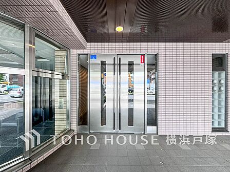 【Entrance】お客様をお迎えする玄関は落ち着いた雰囲気。帰り着くたびに洗練されたテイストの空間に迎えられる玄関です