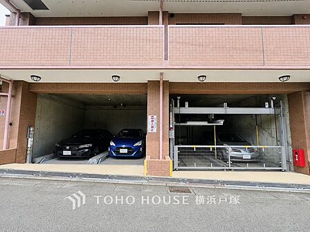 ゆったりとした駐車スペースを確保いたしましたので、大きめのお車でも駐車可能です。空き状況は随時ご確認ください