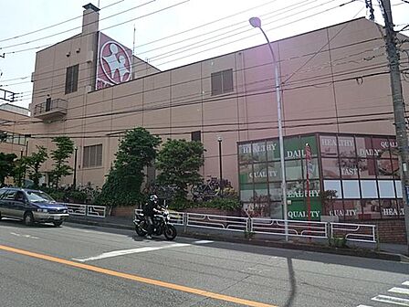 毎日の食卓を彩る食料品が品揃え豊富に揃います。駅前にあるのでお帰りが遅くなっても安心です。