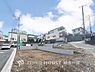 外観：一面に広がる土地を眺めながら、完成後の暮らしに想いを馳せるひととき。高台の穏やかな住宅街に、家族それぞれの時間を大切にできる住まいが誕生予定です。