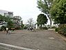 周辺：住宅街の中にある公園です。滑り台やブランコがあります。春には綺麗な桜の下でひと休みが心地いい公園です。