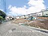 外観：陽光を受ける高台の土地から、これから始まる新しい物語。整然とした街並みと穏やかな環境に囲まれ、家族の毎日を育む住まいが少しずつ形を描いていきます。
