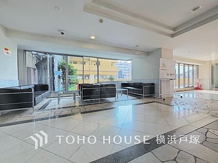 【Entrance】洗練と温もりが調和するエントランスホール。訪れる人を心地よく迎え、特別な空間への期待感を高めます。
