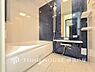 浴室：【Bathroom】1日の疲れを取り心身を癒すことができる住まいの中のリラクゼーション空間、リラックスできるよう優しいカラーをチョイスしました。時を忘れるほどのんびりできる空間に。