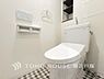 トイレ：【Toilet】清潔感のあるトイレ空間。毎日快適に使えるよう配慮された仕様で、落ち着いて利用できる空間です。