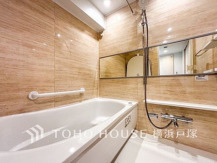 【Bathroom】1日の疲れを取り心身を癒すことができる住まいの中のリラクゼーション空間、リラックスできるよう優しいカラーをチョイスしました。時を忘れるほどのんびりできる空間に。