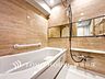 浴室：【Bathroom】1日の疲れを取り心身を癒すことができる住まいの中のリラクゼーション空間、リラックスできるよう優しいカラーをチョイスしました。時を忘れるほどのんびりできる空間に。