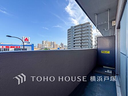 【Balcony】気持ちのいい空が見渡せる広いバルコニー。爽やかな風を感じて、心躍る素敵な暮らしがはじまります。