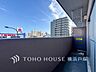 バルコニー：【Balcony】気持ちのいい空が見渡せる広いバルコニー。爽やかな風を感じて、心躍る素敵な暮らしがはじまります。