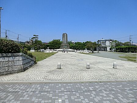 ペリー公園まで約2000ｍ。アメリカ海軍のペリー提督が来航した地に由来しています。広々とした敷地には、遊具や散策道があり、地元住民や観光客に親しまれています。