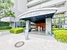 エントランス：【Entrance】上質感漂うエントランス。めまぐるしく過ぎ行く日々の中でゆったりとした休息と癒しを提供してくれる居住者のプライベート空間があります。