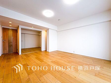 光が注がれる青い空から鮮やかに赤色にゆっくりと染まる。そんな優しい時間がここでは流れてゆく。