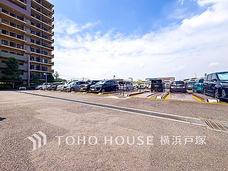 「Car space」ゆったりとした駐車スペースを確保いたしましたので、大きめのお車でも駐車可能です。自転車やバイクなど、ゆとりのある敷地で置き場所に困ることはないでしょう。
