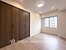 寝室：【Room】1日の疲れを癒し、心地よく寛げるようゆったりとした広さを確保しています。プライベートタイムをより優雅に穏やかに…。落ち着いた雰囲気を紡ぎます。