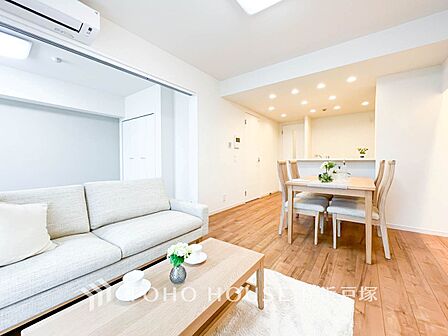 【Living room】柔らかな色合いのフローリングと清潔感の溢れるクロスが明るい空間を創り出しているリビングダイニング。憩いの場に相応しく、ここで楽しむ家族の時間が絆をより深めてくれそうです。