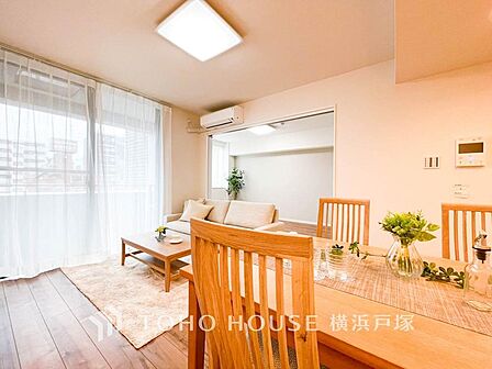 【Living room】明るく開放的な空間が広がるLDK。室内には豊かな陽光が注ぎ込み、爽やかな住空間を演出。