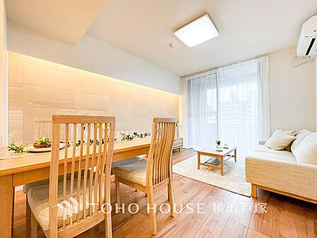 【Living room】ご家族やお客様との時間等、多くの時を刻む空間。何気なく過ぎる時でさえも上質な一時となる快適な空間を。